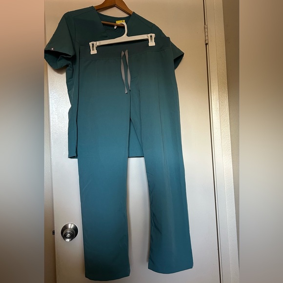 Figs Hydrogreen Scrub Set - Picture 1 of 4